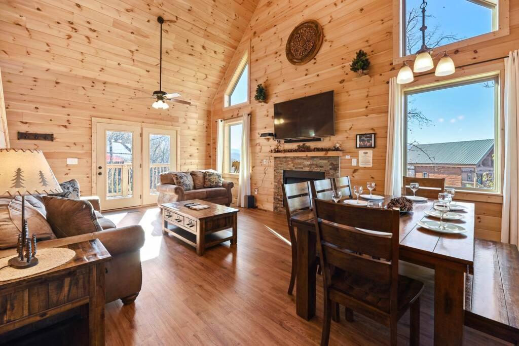 Walnut Ridge Cabin. Sleeps 7-11! Hot Tub, Pool Table, Minutes To Downtown Gatlinburg! Ngoại thất bức ảnh