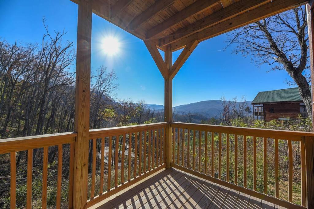 Walnut Ridge Cabin. Sleeps 7-11! Hot Tub, Pool Table, Minutes To Downtown Gatlinburg! Ngoại thất bức ảnh