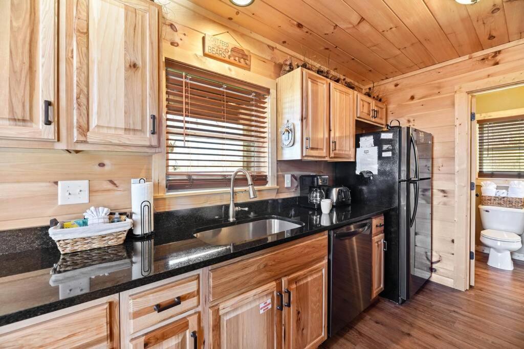 Walnut Ridge Cabin. Sleeps 7-11! Hot Tub, Pool Table, Minutes To Downtown Gatlinburg! Ngoại thất bức ảnh